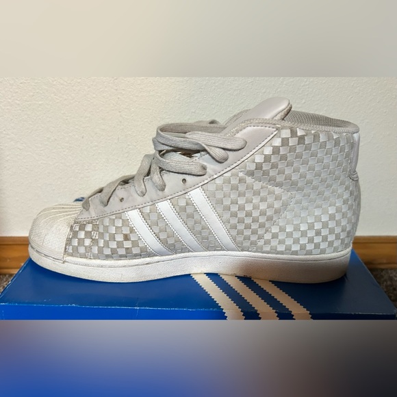 Adidas - light grey - men’s 12 - Picture 5 of 6